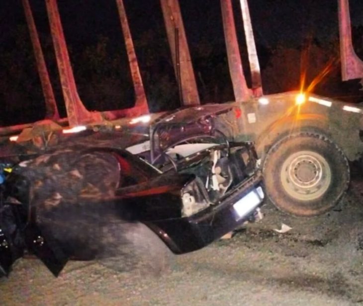 Cinco pessoas morrem em grave acidente entre carro e caminhão