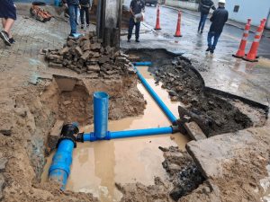 Obra afeta abastecimento e trânsito em dois bairros