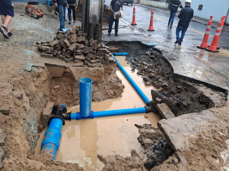 Obra afeta abastecimento e trânsito em dois bairros