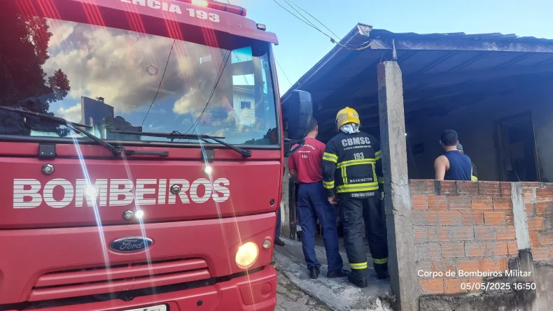 Vizinhos combatem um incêndio em uma quitinete em Blumenau