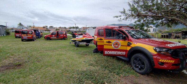 Vídeo: bombeiros resgatam corpo que pode ser de turista desaparecido