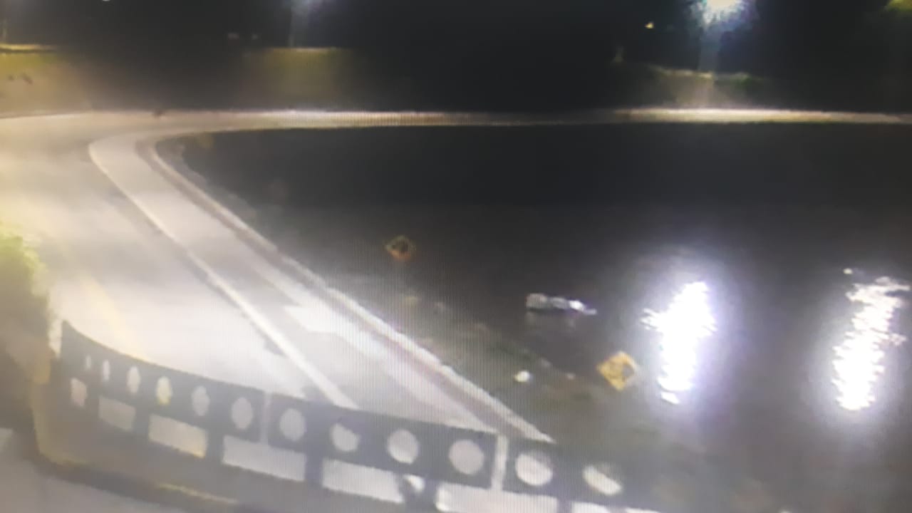 Carro caiu no rio Itajaí-mirim em Brusque