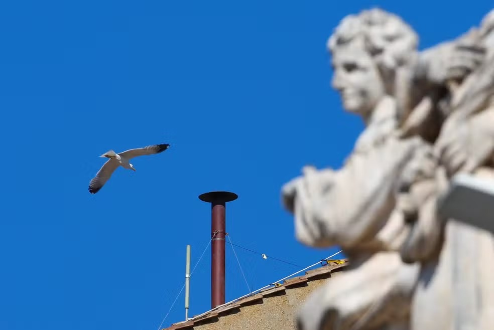Instalada na Capela Sistina chaminé que anunciará o novo papa