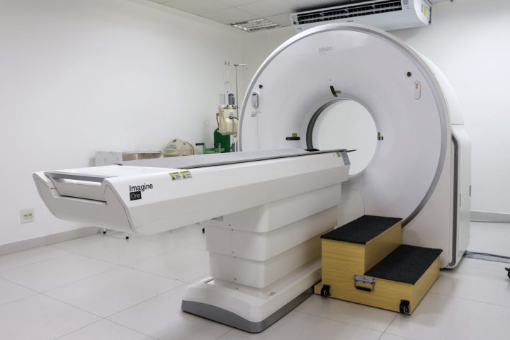 Hospital Florianópolis recebe novo tomógrafo e inaugura melhorias