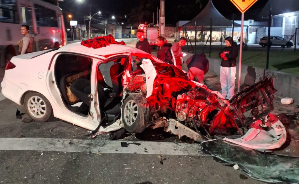 Colisão em poste deixa feridos e carro totalmente destruído