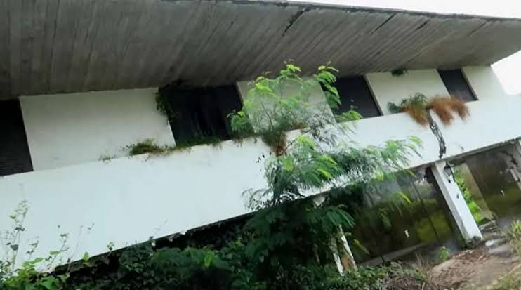 Mansão de Hebe de R$ 8 milhões entra em ruína e segue abandonada