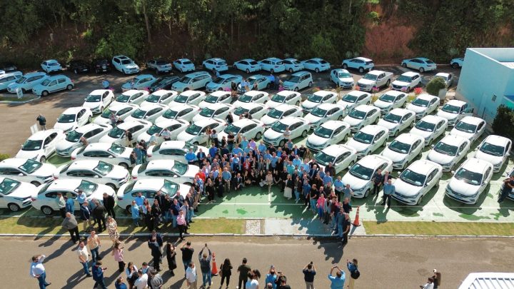 Municípios de SC recebem ambulâncias e veículos para a saúde