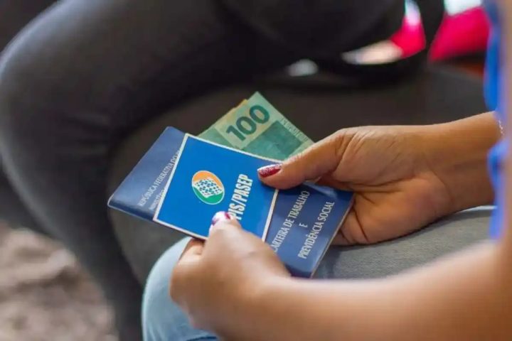 Trabalhadores nascidos em setembro e outubro recebem abono salarial