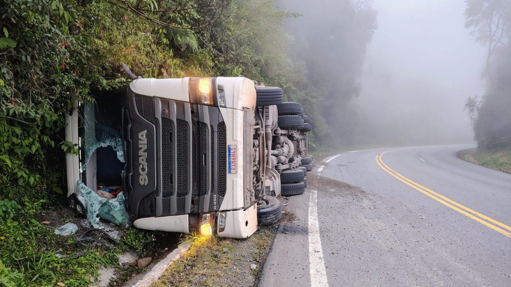 Caminhoneiro morre em acidente na BR-470