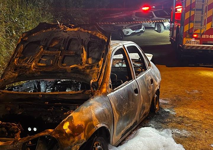 “Grito e explosão”: bombeiros encontram corpos carbonizados dentro de carro em via pública