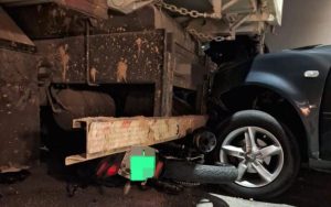 Motociclista perde a vida em acidente grave com carro e caminhão