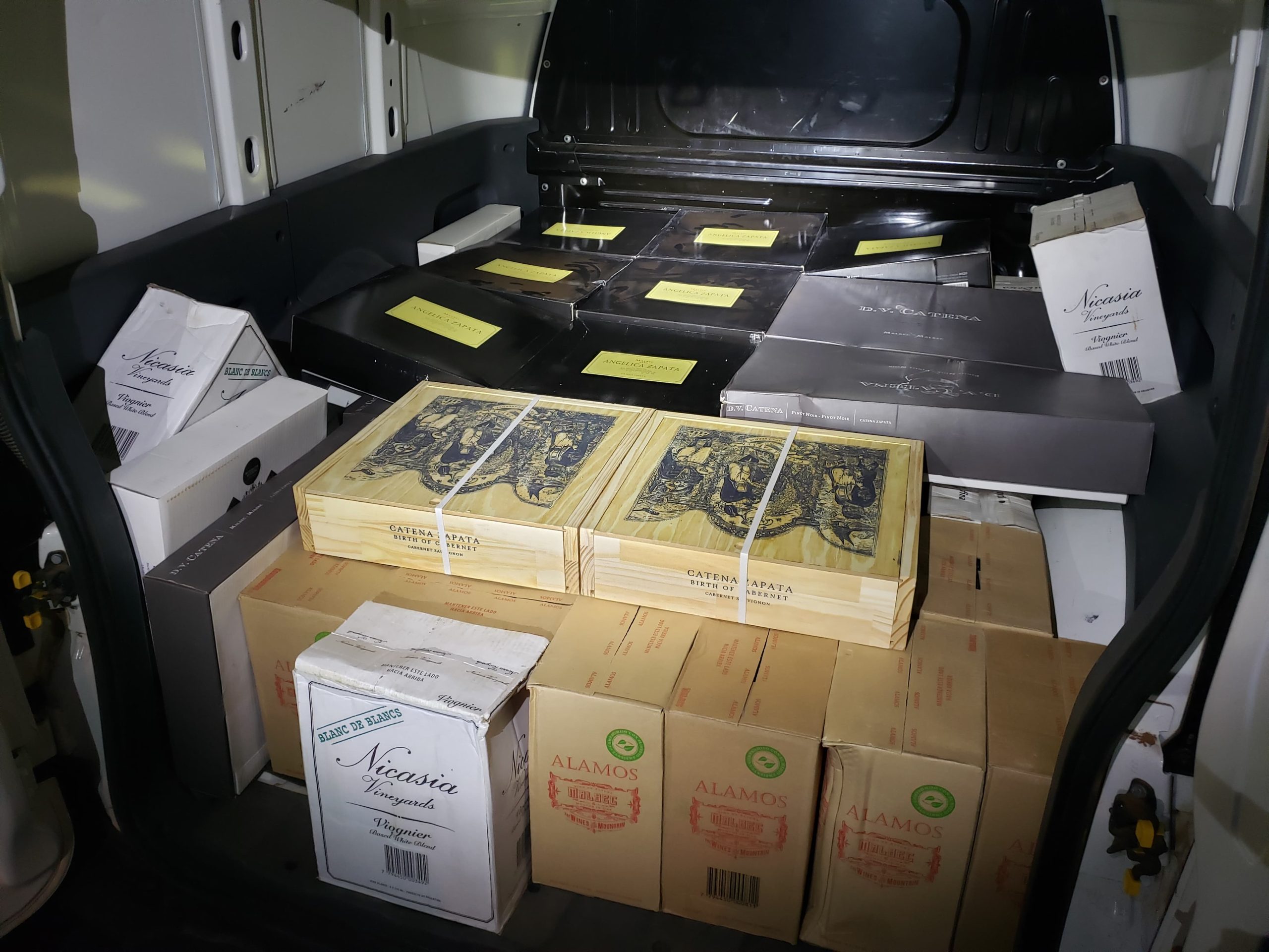 Descaminho: polícia apreende 170 caixas de vinho argentino em rodovia