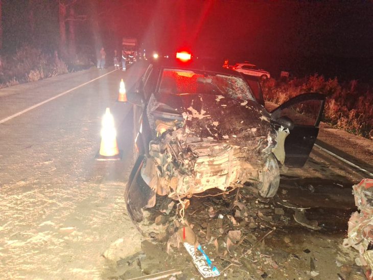 Homem morre e outro fica ferido em acidente grave entre carros