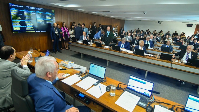 Comissão do Senado aprova fim da reeleição de presidentes, governadores e prefeitos