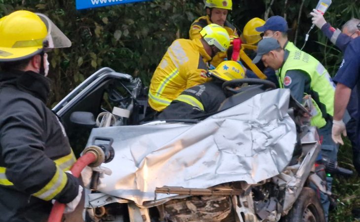 Grave acidente deixa vítima presa às ferragens e interdita via