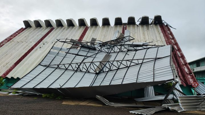 Temporal atinge cidade de SC e afeta mais de 100 casas