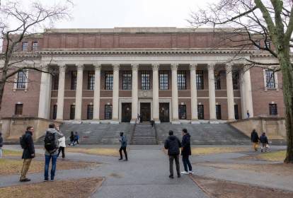Trump proíbe Harvard de matricular estudantes estrangeiros; Justiça derruba medida