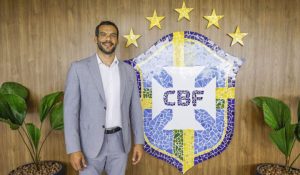 CBF banca Ancelotti após queda do Brasil na Copa