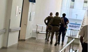 Vídeo: homem agride profissionais que atendiam a mãe dele em hospital