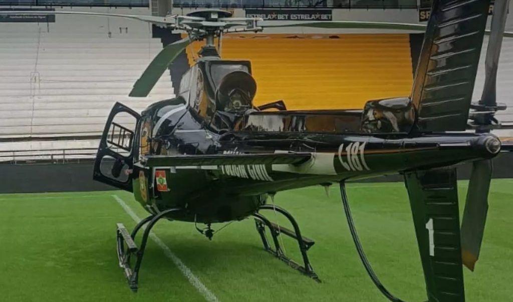 Homem é prensado por caminhão contra parede de estádio em SC