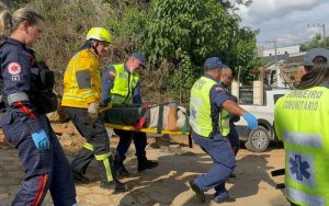 Trabalhador fica parcialmente soterrado após deslizamento em obra