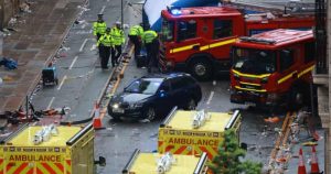 Carro atropela torcedores e deixa dezenas de feridos em comemoração do Liverpool