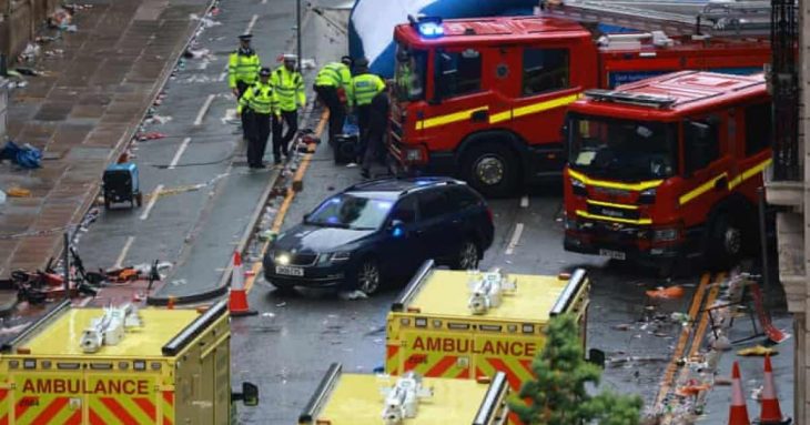 Carro atropela torcedores e deixa dezenas de feridos em comemoração do Liverpool