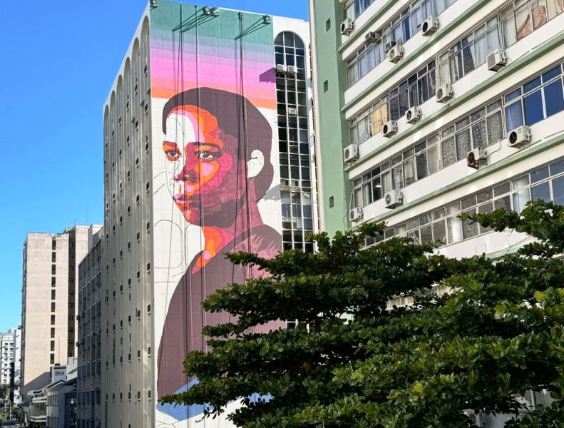 Pinturas de Antonieta e Cascaes estão de volta em murais de prédio na Capital