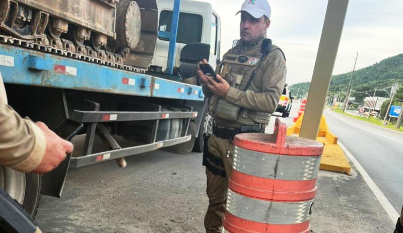 Caminhão com tacógrafo desatualizado há 7 anos é flagrado na SC-401