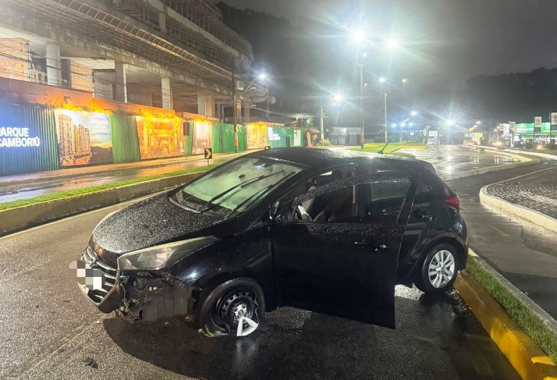 Motorista bêbado provoca acidente, resiste à prisão e acaba algemado em SC