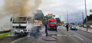 Vídeo: caminhão pega fogo na Via Expressa e provoca filas em direção à Ilha