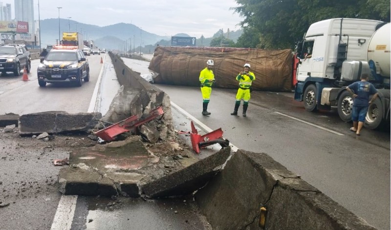 Caminhão vira sobre a pista e bloqueia BR-101 em Balneário Camboriú