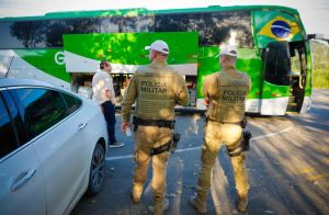 Operação resgata criança sozinha em ônibus clandestino