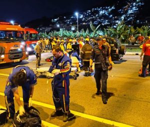 Motociclista sobrevive a acidente grave na Via Expressa Sul