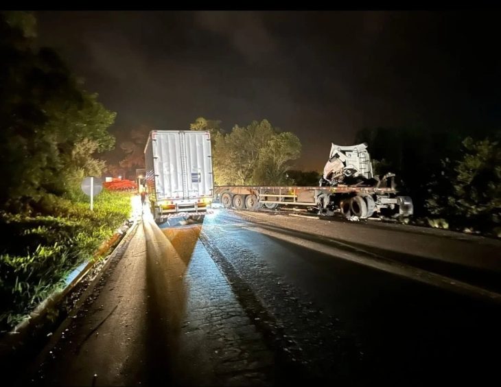 Motorista morre em acidente com três caminhões na BR-470