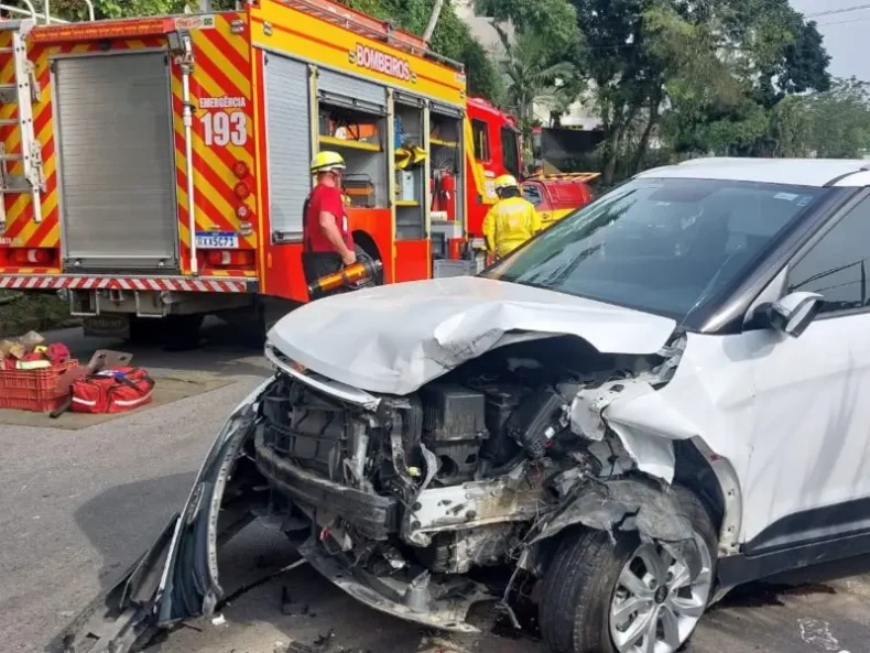 Grave acidente em Blumenau deixa motorista de aplicativo preso às ferragens