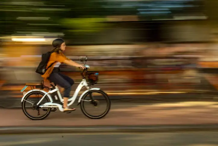 Brusque exige habilitação para conduzir ciclomotores e bicicletas elétricas