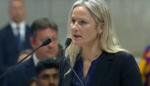 Brasileira lê a Oração Universal na missa que deu início ao conclave