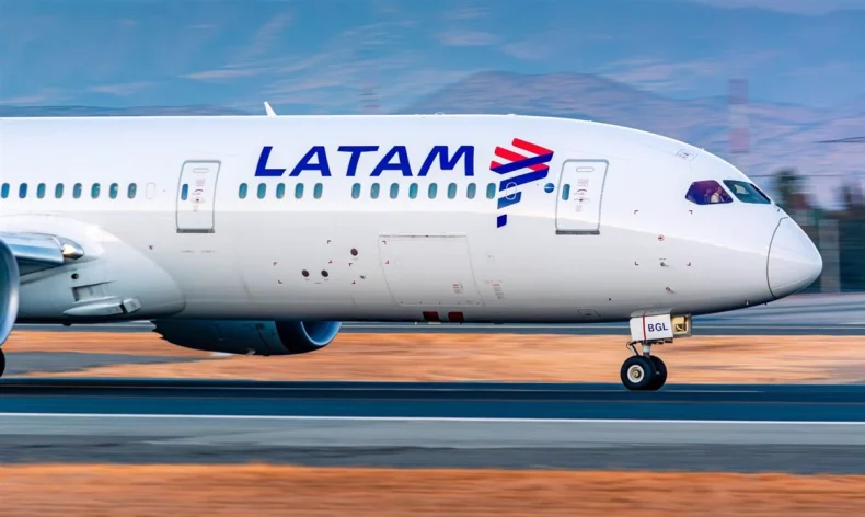 Criança fica ferida ao sofrer corte no dedo em voo da Latam