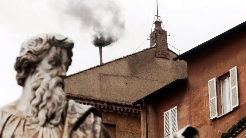 Fumaça preta: primeira votação termina sem definir o novo Papa em Roma