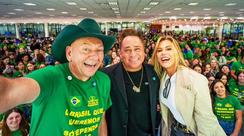 Luciano Hang recebe cantor Leonardo e esposa Poliana em Brusque