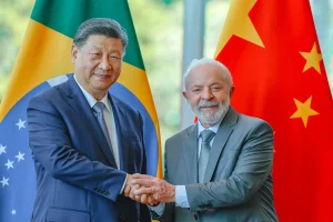 Após visita de Lula, China isenta visto para turistas brasileiros