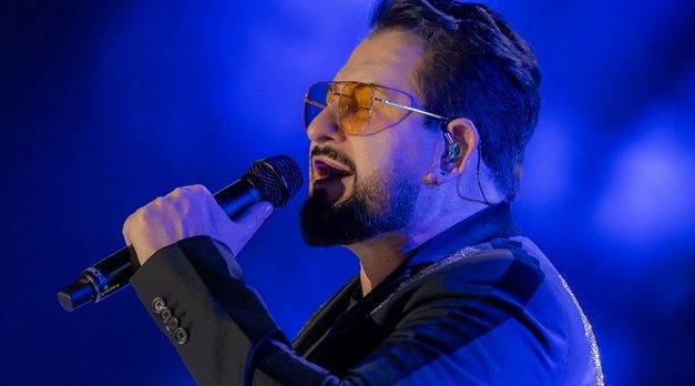 Marrone cai do palco em show e sofre ferimento na cabeça