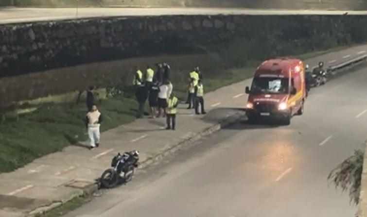 Carro cai no rio Itajaí-mirim e bombeiros iniciam buscas nesta segunda