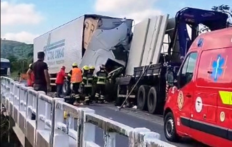 Caminhões batem de frente e motoristas ficam em estado grave