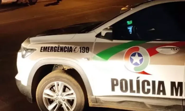 Homem é encontrado morto a facadas em cancha de SC
