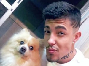 Expulso de casa, filho do cantor Latino tenta recomeço em Florianópolis
