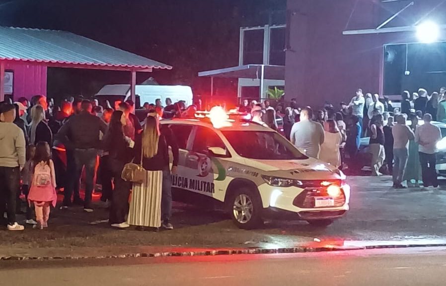 Vídeo: confusão em igreja termina com intervenção policial
