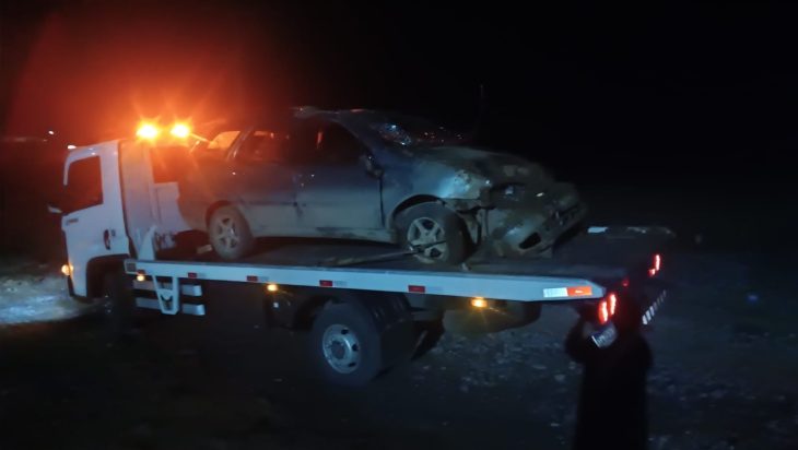 Motorista sem CNH fica gravemente ferido após capotar carro