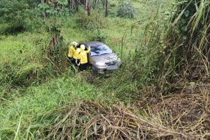 Motorista cai em ribanceira após desviar de buraco